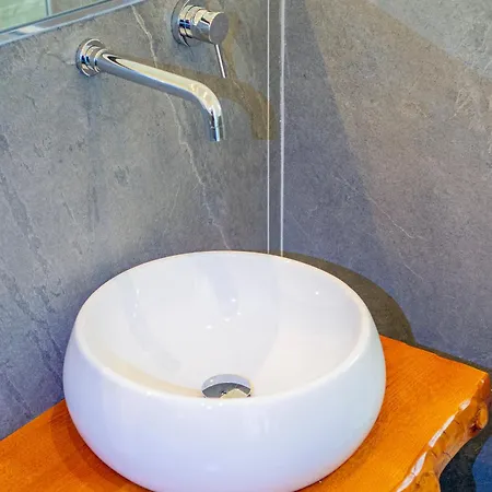 La Riviera לינה וארוחת בוקר 4*