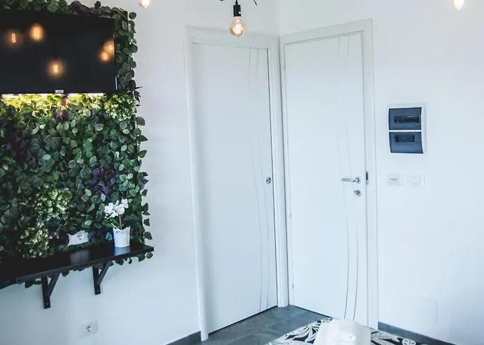 La Riviera לינה וארוחת בוקר 4*